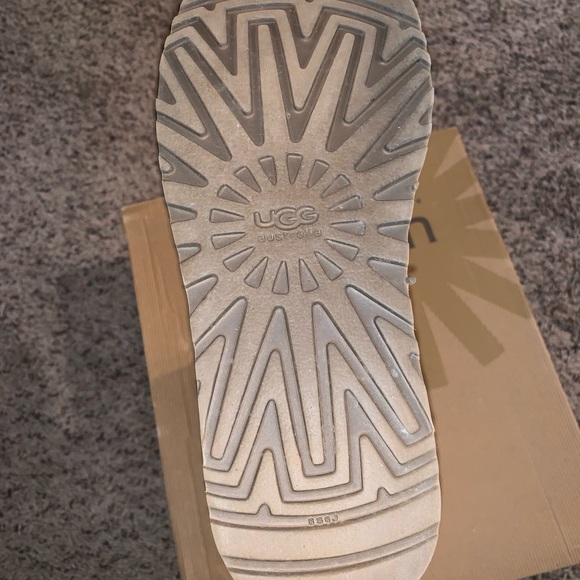 Bailey Button Uggs - Picture 3 of 4